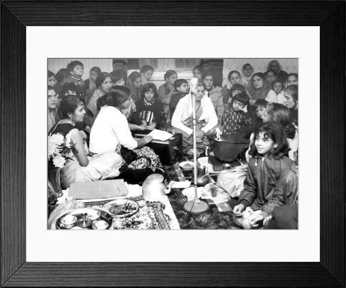 Framed Print : Pakistani children in Newcastle gather in the Crown Street mosque