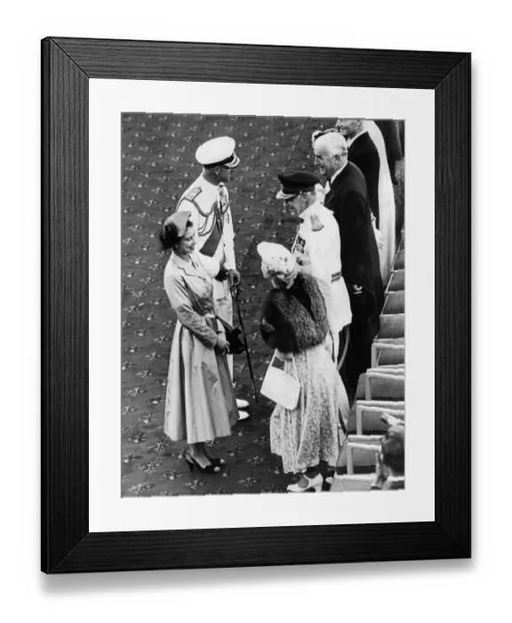Framed Print : Queen Elizabeth II and Prince Philip say goodbye at Fremantle, Australia to Lieut-Gen