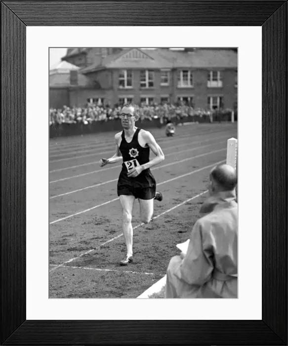 Framed Print : Sidney Wooderson attempting a record at Motspur Park, Surrey Framed Print : Sidney Wooderson attempting a record at Motspur Park, Surrey