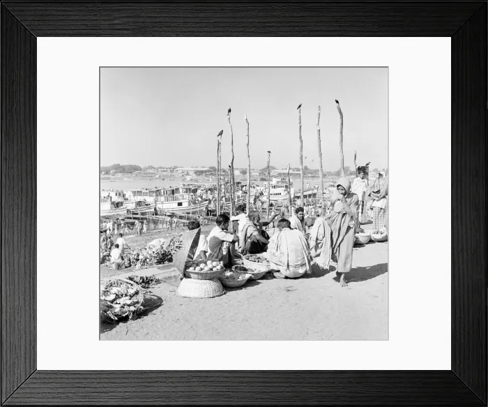 Framed Print : Market traders beside the harbour set up their stalls in Dacca, Bangladesh Framed Print : Market traders beside the harbour set up their stalls in Dacca, Bangladesh