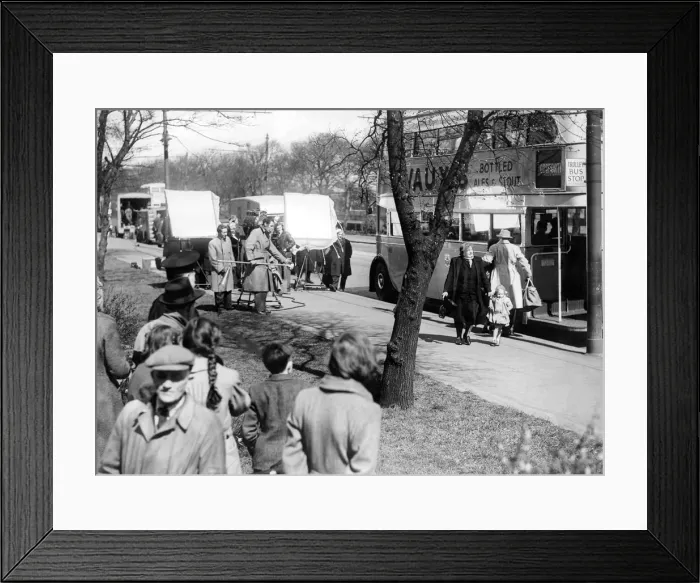 Framed Print : Actor Trevor Howard and Jean Simmons shooting a scene from the film The Couded Yellow in