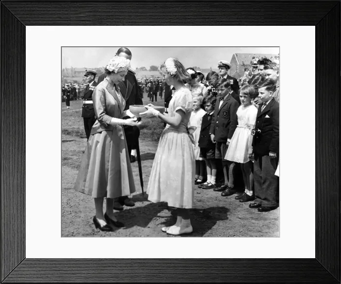 Framed Print : Queen Elizabeth II accepts a gilf of pottery made from Holy Island clay from Margaret