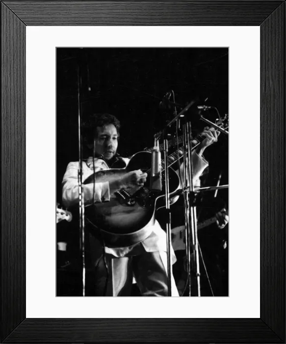 Framed Print : Bob Dylan performing at The Isle of Wight Festival. 30th August 1969 Framed Print : Bob Dylan performing at The Isle of Wight Festival. 30th August 1969