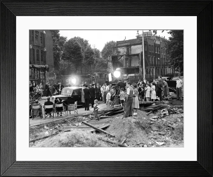 Framed Print : Londoners had a glimpse of a film in the making when this afternoon scenes in the film Framed Print : Londoners had a glimpse of a film in the making when this afternoon scenes in the film