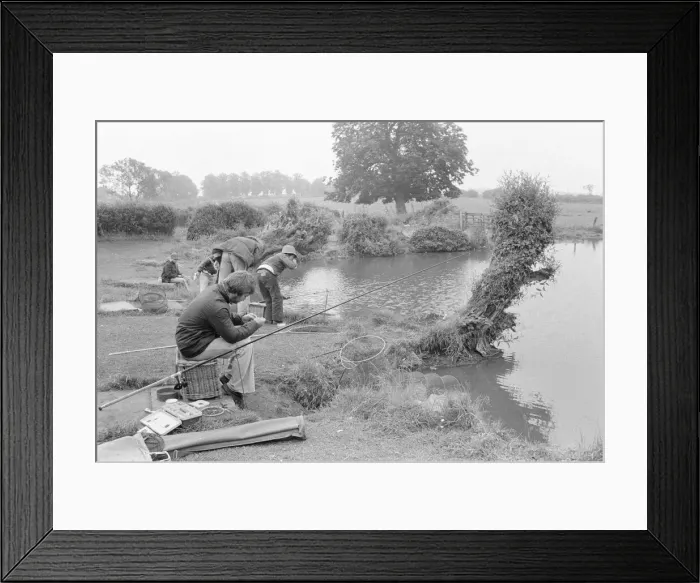 Framed Print : Anglers gathered at Wilfreds Pond near Hose in the Vale of Belvoir