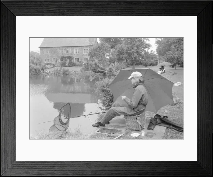 Framed Print : Anglers gathered at Wilfreds Pond near Hose in the Vale of Belvoir Framed Print : Anglers gathered at Wilfreds Pond near Hose in the Vale of Belvoir