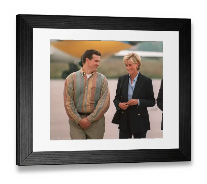 Framed Print : Diana, Princess of Wales makes a three day visit to Bosnia - Herzegovina as part of her Framed Print : Diana, Princess of Wales makes a three day visit to Bosnia - Herzegovina as part of her