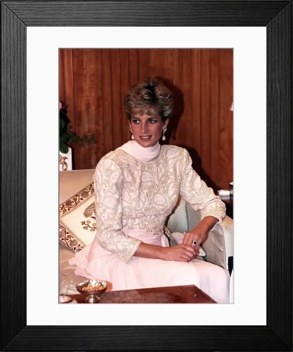 Framed Print : Diana, Princess of Wales attends a dinner held by President Ghulam Ishaq Khan in Framed Print : Diana, Princess of Wales attends a dinner held by President Ghulam Ishaq Khan in