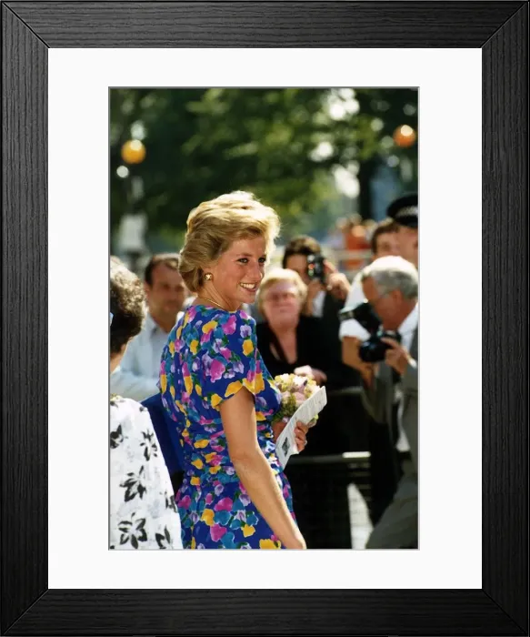 Framed Print : Princess Diana pictured on her visit to the Golden Years Club in Battersea, London Framed Print : Princess Diana pictured on her visit to the Golden Years Club in Battersea, London