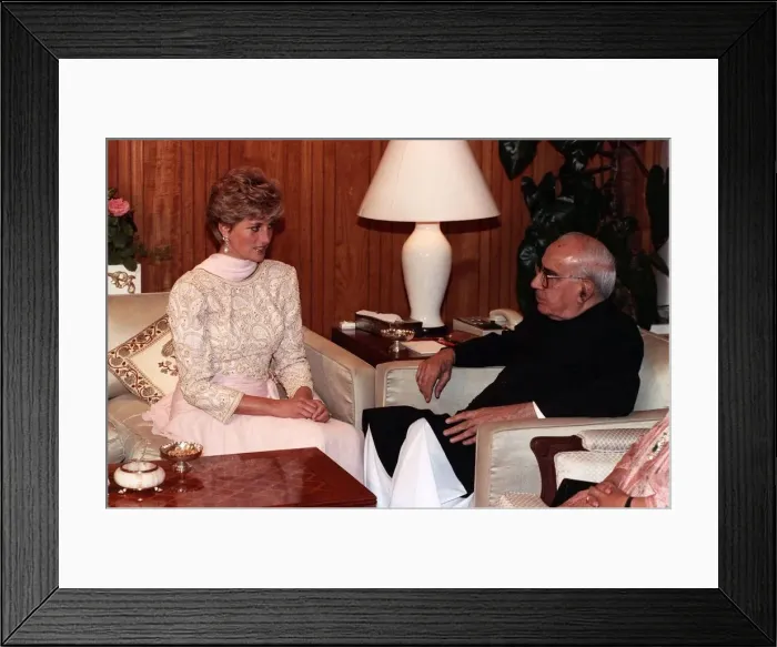 Framed Print : Diana, Princess of Wales attends a dinner held by President Ghulam Ishaq Khan in