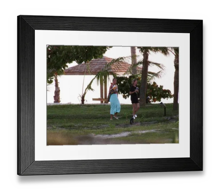 Framed Print : Diana, Princess of Wales, walks back to her chalet with her friend Victoria Mendham