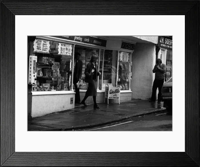 Framed Print : Princess Diana leaves a sweet shop in Tetbury, Gloucestershire. 23rd November 1981 Framed Print : Princess Diana leaves a sweet shop in Tetbury, Gloucestershire. 23rd November 1981