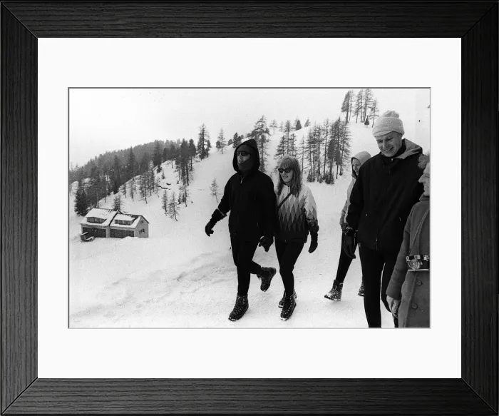 Framed Print : John Lennon and wife Cynthia Lennon in St Moritz on a Skiing Holiday with George Martin Framed Print : John Lennon and wife Cynthia Lennon in St Moritz on a Skiing Holiday with George Martin