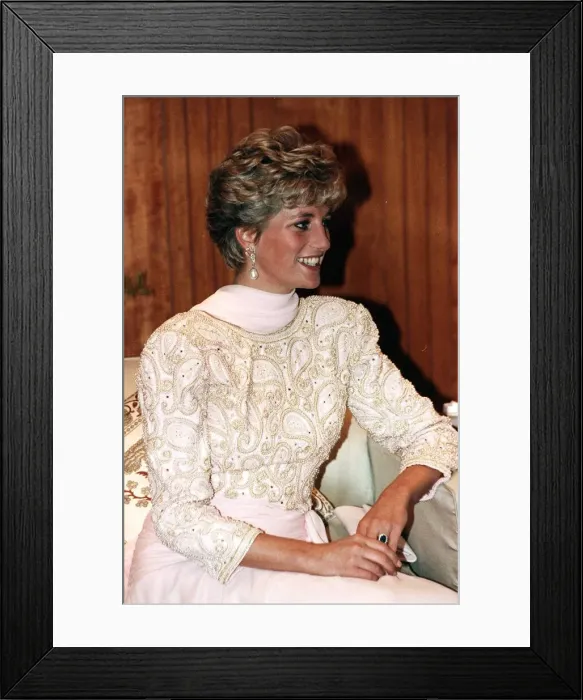 Framed Print : Diana, Princess of Wales attends a dinner held by President Ghulam Ishaq Khan in Framed Print : Diana, Princess of Wales attends a dinner held by President Ghulam Ishaq Khan in