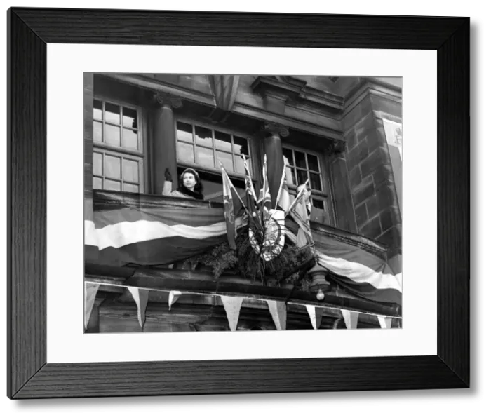 Framed Print : Queen Elizabeth II with Prince Philip acknowledges the cheers of the crowd from