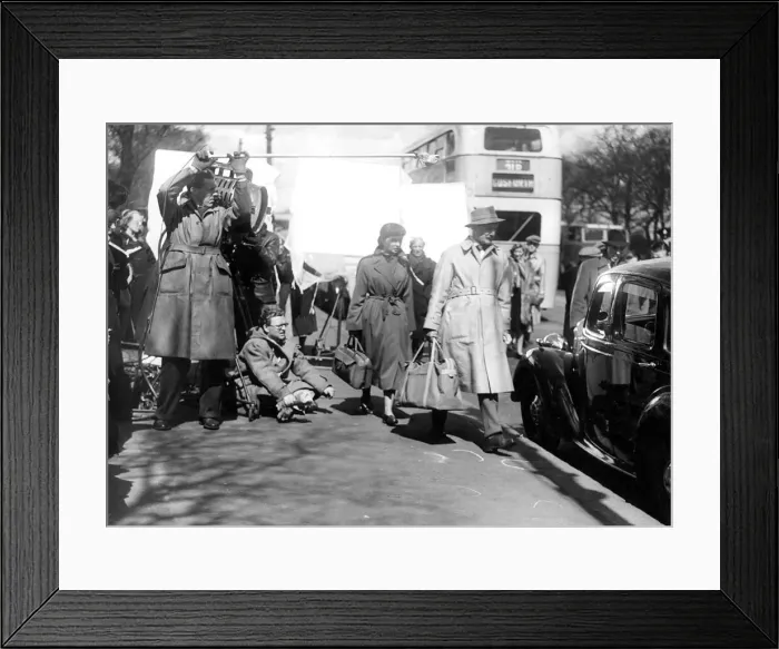 Framed Print : Actor Trevor Howard and Jean Simmons shooting a scene from the film The Clouded Yellow in
