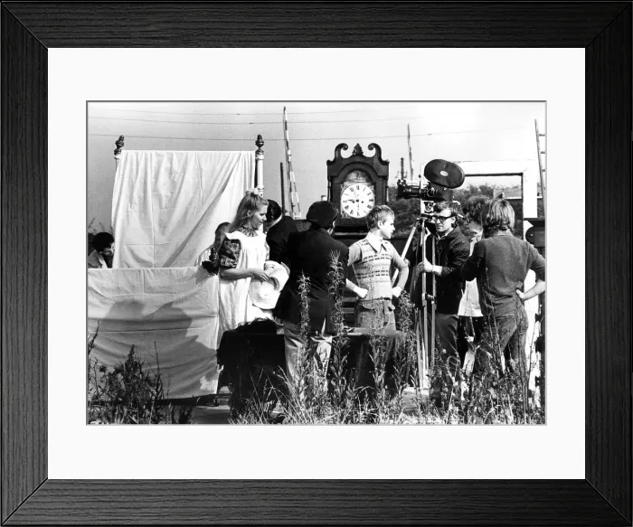 Framed Print : Local children being filmed by the BBC for a short film about dailty life in a pit Framed Print : Local children being filmed by the BBC for a short film about dailty life in a pit