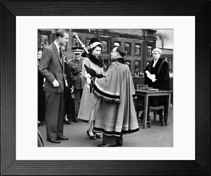 Framed Print : Queen Elizabeth II and Prince Philip are welcomed to Gateshead at the South end of