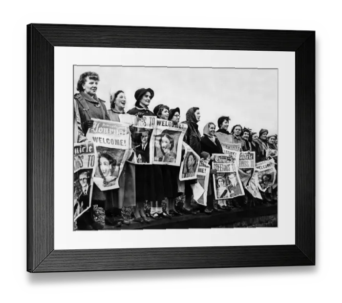 Framed Print : Queen Elizabeth II visits Tynemouth, the crowds used Evening Chronicle