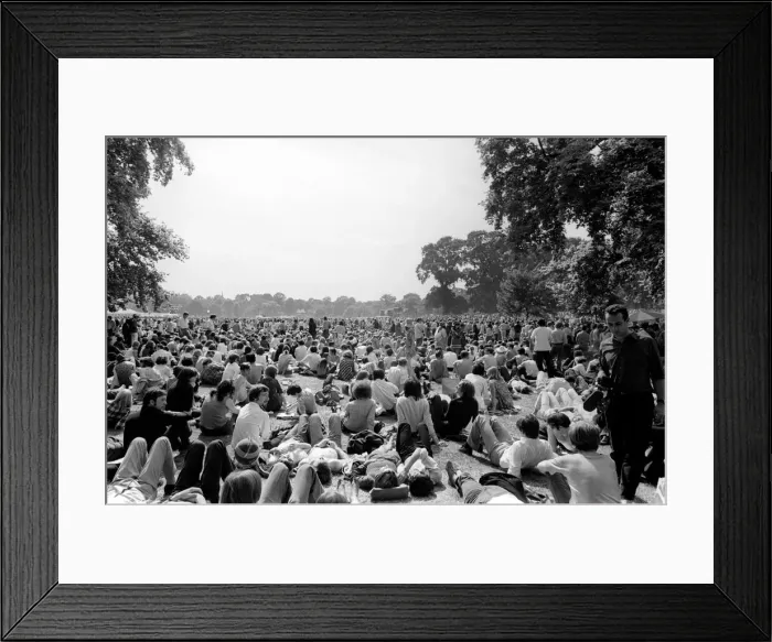 Framed Print : Crowds at The Rolling Stones free concert in Londons Hyde Park on 5th July 1969aš Framed Print : Crowds at The Rolling Stones free concert in Londons Hyde Park on 5th July 1969aš