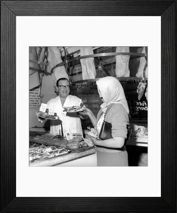Framed Print : Butcher William Barnard gives meat away to OAPs in Camden town Framed Print : Butcher William Barnard gives meat away to OAPs in Camden town