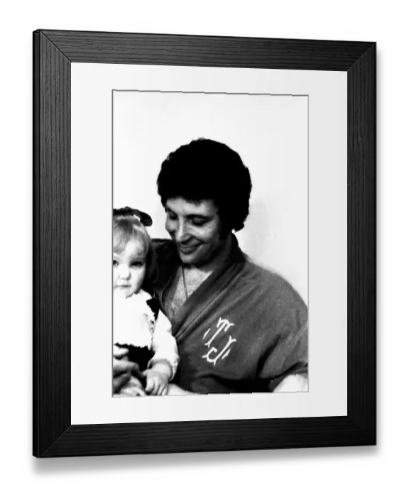 Framed Print : Tom Jones with three year old hole-in-the-heart patient Lisa Anne Scott from Gateshead Framed Print : Tom Jones with three year old hole-in-the-heart patient Lisa Anne Scott from Gateshead