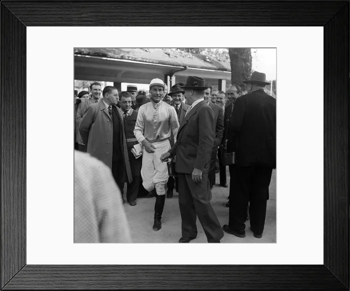 Framed Print : Group captain Peter Townsend explaining to his trainer the reason why his horse contined