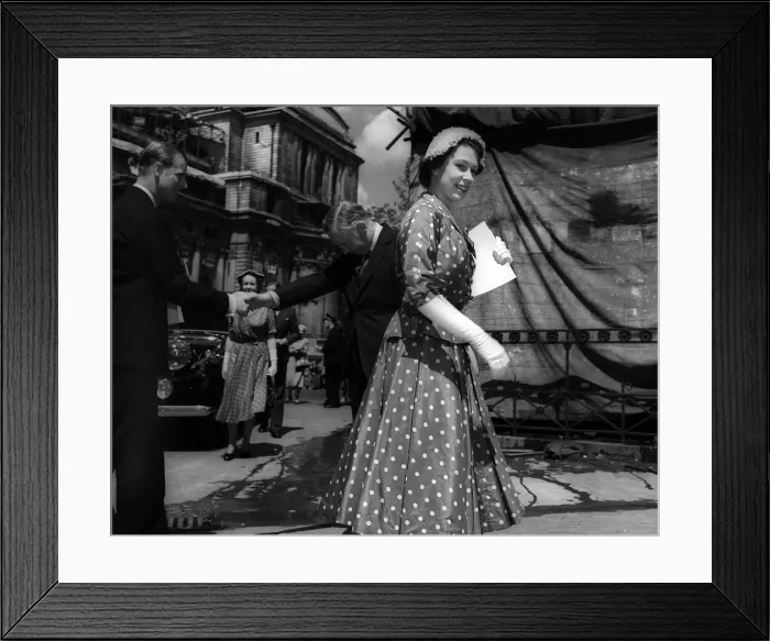 Framed Print : Queen Elizabeth - 1953 leaves Westminister Abbey after the rehearsal for Framed Print : Queen Elizabeth - 1953 leaves Westminister Abbey after the rehearsal for