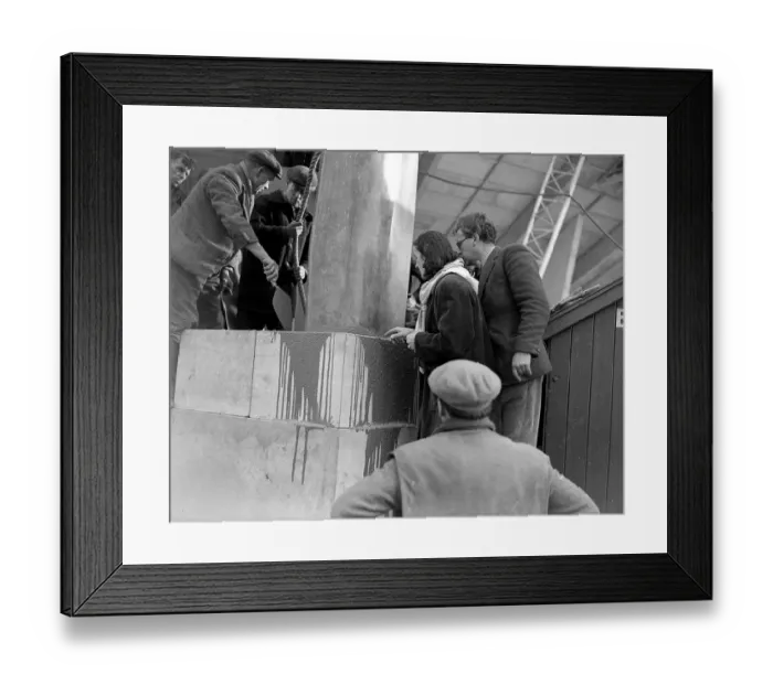 Framed Print : Barbara Hepworth Artist and Sculpturer - March 1951 supervising the erection of her Framed Print : Barbara Hepworth Artist and Sculpturer - March 1951 supervising the erection of her