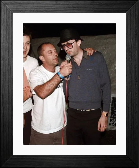 Framed Print : Keith Allen introduces Jarvis Cocker at Glastonbury 1999 before he sings Kareoke Framed Print : Keith Allen introduces Jarvis Cocker at Glastonbury 1999 before he sings Kareoke