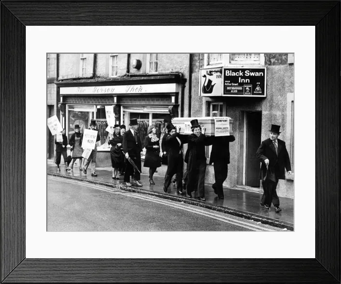 Framed Print : Alnwick Theatre Club officials with their latest stage property gift