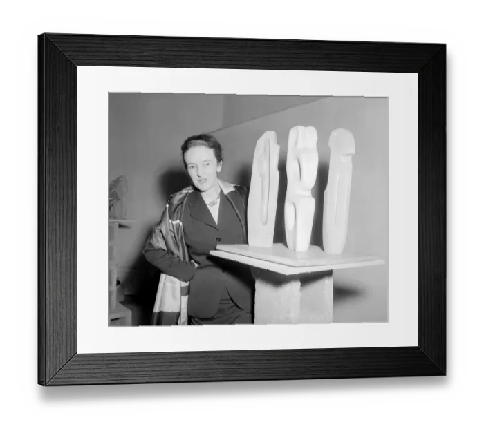Framed Print : Barbara Hepworth Artist and Sculpturer - March 1953 wins prize for her wood carving