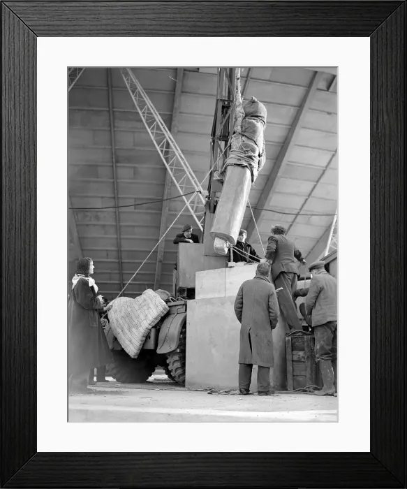 Framed Print : Barbara Hepworth Artist and Sculpturer - March 1951 supervising the erection of her
