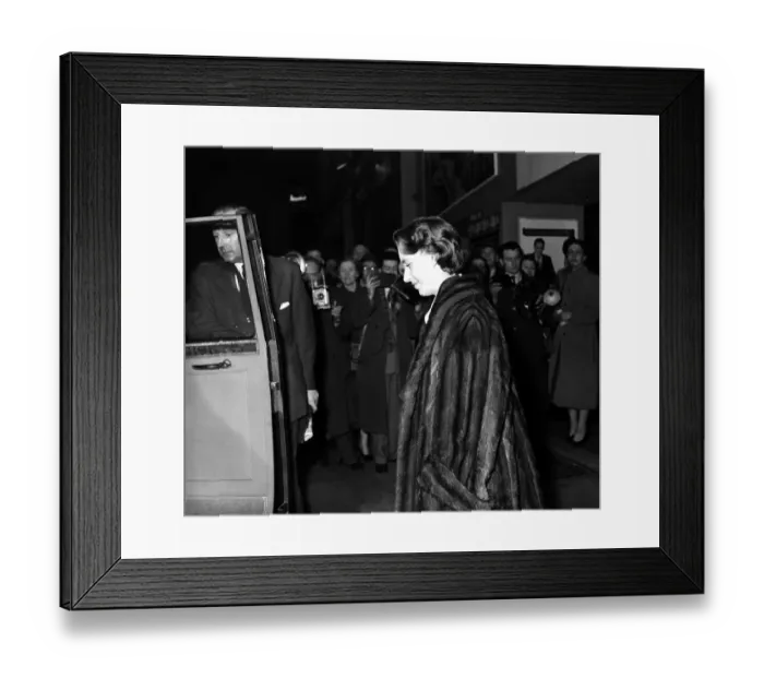 Framed Print : HRH Princess Margaret shows off her new hairstyle as she enters her car after leaving