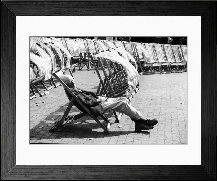 Framed Print : A man sleeps in a deckchair during windy weather at Brighton 31st August 1992