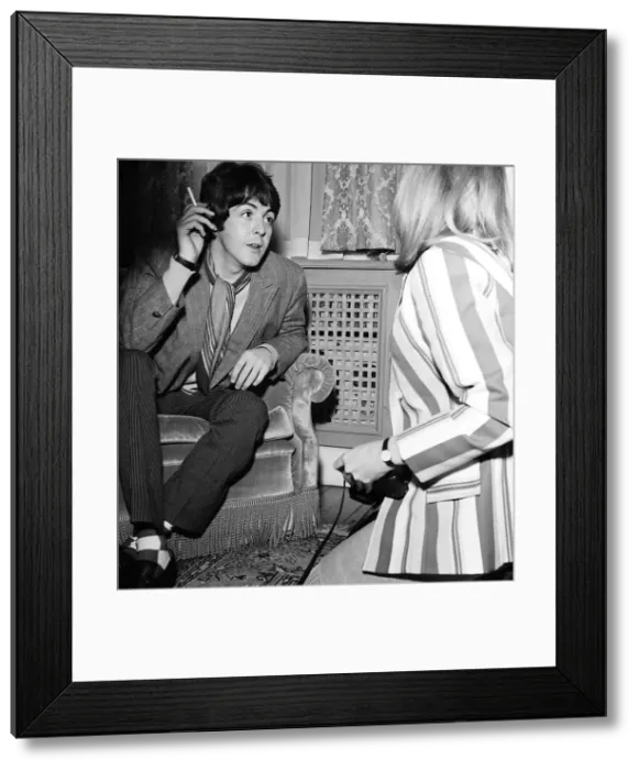 Framed Print : Paul McCartney chats to American photographer Linda Eastman at the Sgt Framed Print : Paul McCartney chats to American photographer Linda Eastman at the Sgt