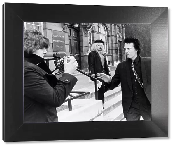 Sid Vicious Six Pistols goes to assault photographer 1978 outside court