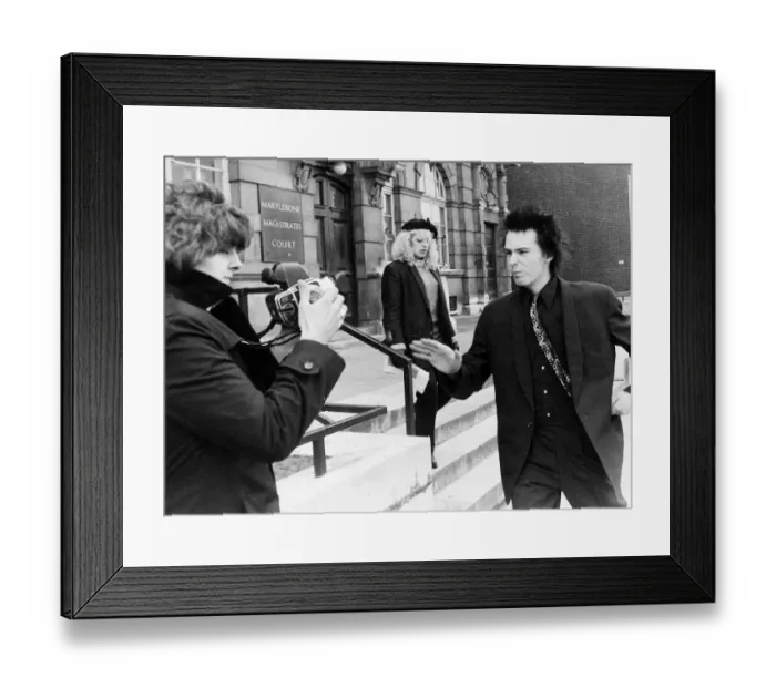 Framed Print : Sid Vicious Six Pistols goes to assault photographer 1978 outside court