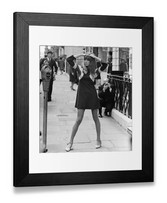 Framed Print : Pattie Boyd returns to modelling for the first time since her marriage to George Harrison Framed Print : Pattie Boyd returns to modelling for the first time since her marriage to George Harrison