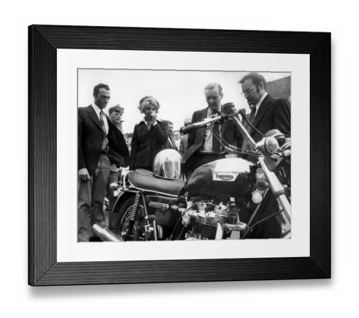 Framed Print : Hundreds of cheering workers and wives greeted the Industry Secretary, Mr