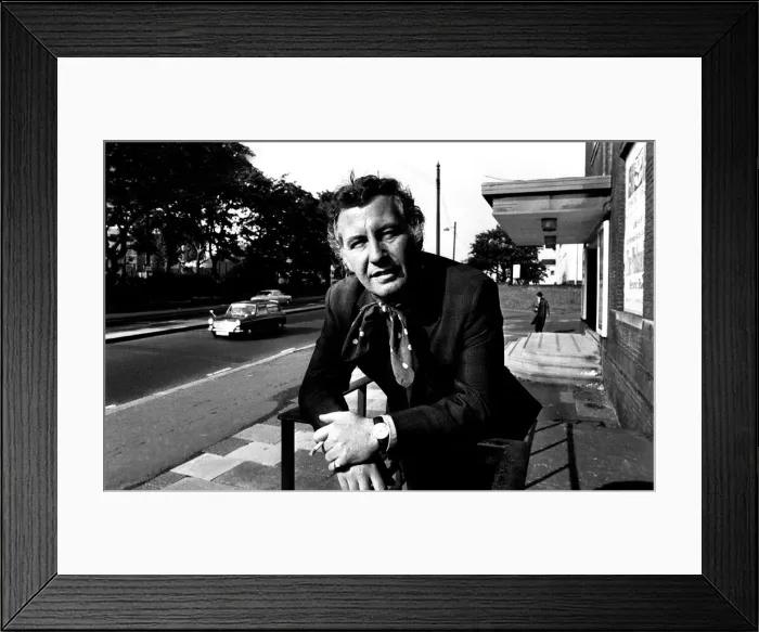 Framed Print : Actor and former journalist Alan Browning visting Newcastle. 13 / 06 / 71 Framed Print : Actor and former journalist Alan Browning visting Newcastle. 13 / 06 / 71