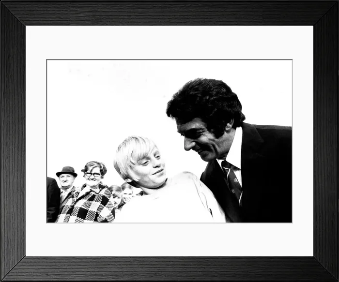 Framed Print : Singer Frankie Vaughan at Seaburn, Sunderland to raise money for the Durham County Framed Print : Singer Frankie Vaughan at Seaburn, Sunderland to raise money for the Durham County