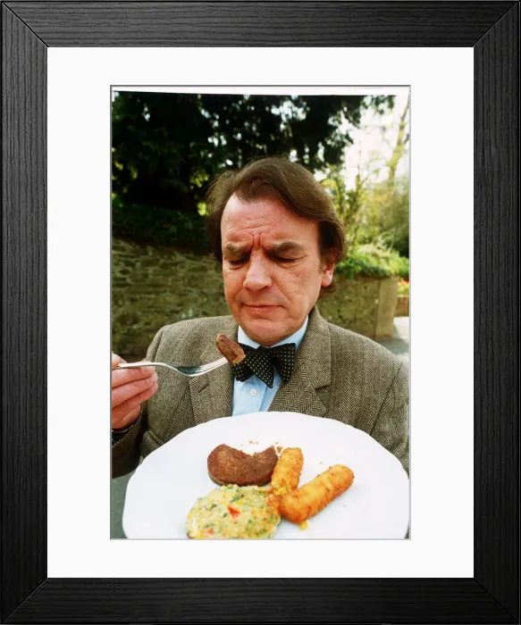 Framed Print : Keith Floyd Television Chef sampling pub food. June 1991 Local Caption Framed Print : Keith Floyd Television Chef sampling pub food. June 1991 Local Caption