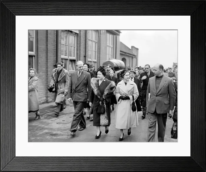Framed Print : HRH Queen Elizabeth Queen Mother and Princess Margaret visit flood victims in Benfleet Framed Print : HRH Queen Elizabeth Queen Mother and Princess Margaret visit flood victims in Benfleet