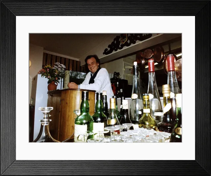 Framed Print : Keith Floyd TV Cook Presenter and Chef look out over a restaurant from behind the bar Framed Print : Keith Floyd TV Cook Presenter and Chef look out over a restaurant from behind the bar