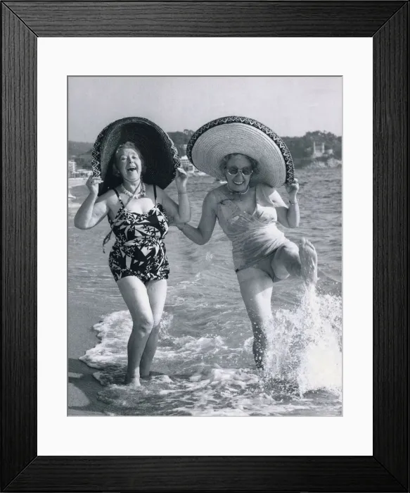 Framed Print : Old age pensioners Trudy Calvert (aged 65) and her friend Mrs Lilian Bebbington