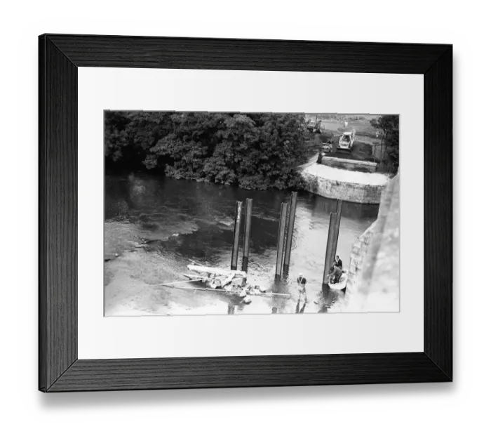 Framed Print : Workmen construct a £250, 000 temporary Bailey bridge over the River Tyne