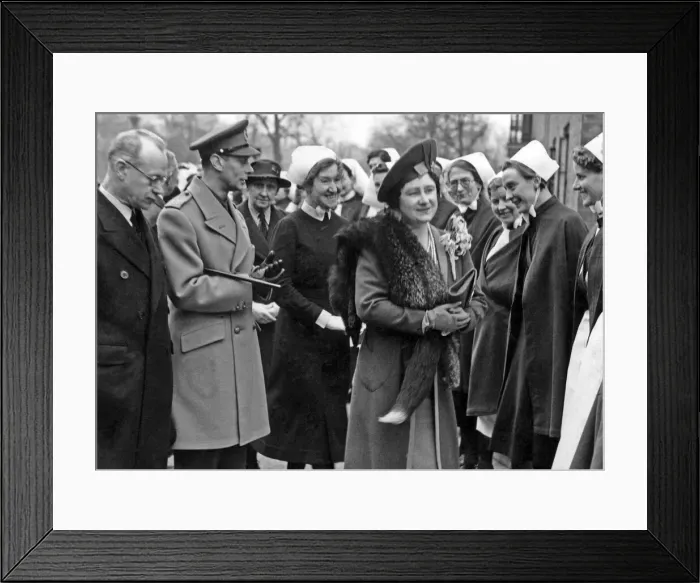 Framed Print : King George VI and Queen Elizabeth with staff from Coventry and Warwickshire Hospital