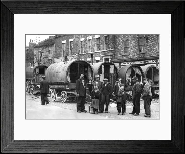 Framed Print : A group of gypsies after moving into Yarm with thier caravans in October 1956