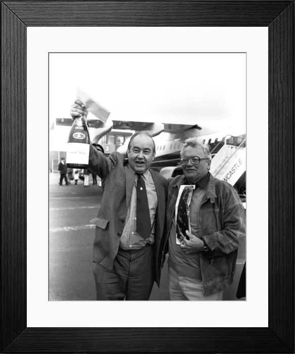 Framed Print : A smiling Sir Harry Secombe flew into Newcastle Airport Framed Print : A smiling Sir Harry Secombe flew into Newcastle Airport